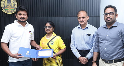 சா்வதேச போட்டிகளில் 
பங்கேற்கும் வீரா்களுக்கு நிதி