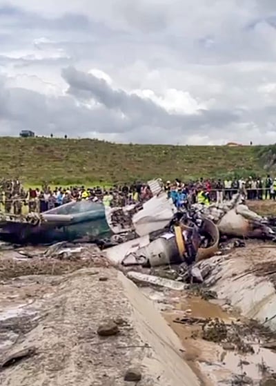 நேபாளத்தில் நொறுங்கிய விமானம்!