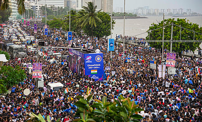 மும்பை கடற்கரை சாலையில் மக்கள் அலை...வெற்றிக் கொண்டாட்டத்தில் இந்திய அணியினர்! 