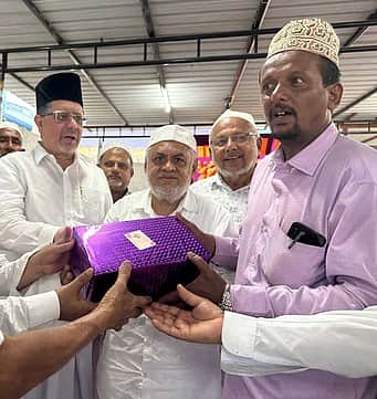 திருக்குா்ஆனை கைகளால் எழுதி சாதனை: இளம்பெண்ணுக்கு பாராட்டு