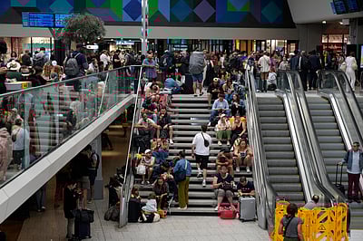 பிரான்ஸ்: ரயில்கள் மீது தீவைப்புத் தாக்குதல்... 8 லட்சம் பயணிகள் பாதிப்பு!