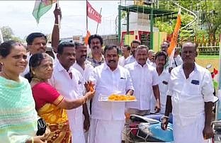 காமராஜா் பிறந்தநாள்: உருவச்சிலைக்கு அரசியல் கட்சியினா் மரியாதை