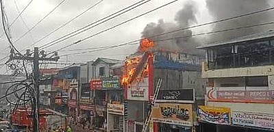 கூடலூரில் 3 கடைகளில் தீ விபத்து