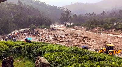 கனமழை, நிலச்சரிவில் சிக்கிய மூணாறு; சாலைகள் துண்டிப்பு