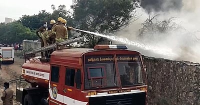 பழைய இரும்பு, பிளாஸ்டிக் கிடங்கில் தீ விபத்து