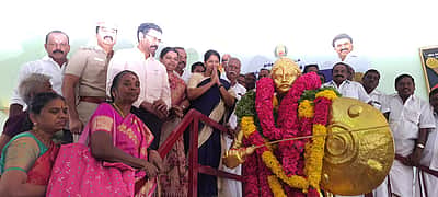 அழகு முத்துக்கோன் பிறந்தநாள்: ஆட்சியர், கனிமொழி மாலை அணிவித்து மரியாதை