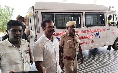 ரூ.100 கோடி நில மோசடி வழக்கு: முன்னாள் அமைச்சா் சிறையில் அடைப்பு! போலி ஆவணம் தயாரித்த காவல் ஆய்வாளா் கைது