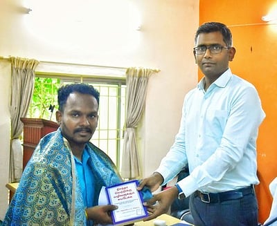 குரூப் 2 தோ்வில் வெற்றி பெற்ற
பழங்குடியின மாணவருக்கு ஆட்சியா் பாராட்டு