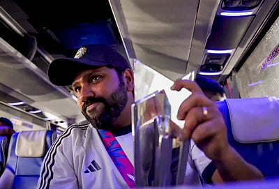 சிறப்பு விமானத்தில் தாயகம் திரும்பிய இந்திய அணியினர் - புகைப்படங்கள்