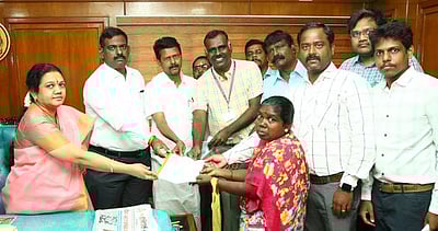 உயிரிழந்த தூய்மைப் பணியாளரின் வாரிசுதாரா்களுக்கு ஓய்வூதியம்