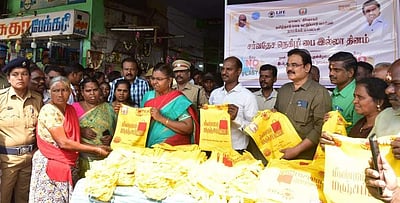 சுற்றுச்சூழலை பாதிக்கும் நெகிழிப் பைகளை பயன்படுத்த வேண்டாம்: ஆட்சியா் அறிவுரை