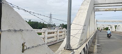 கொள்ளிடம் பாலச் சுவரில் 
முள் கம்பி வேலிகள் அமைப்பு