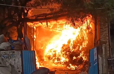 குன்றத்தூரில் பரபரப்பு! குடோன் தீப்பிடித்து எரிந்தது!