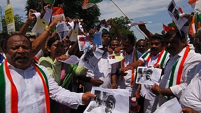 அண்ணாமலையின் படத்தை கிழித்தெறிந்து காங்கிரஸ் கட்சியினர் ஆர்ப்பாட்டம்!