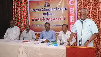 கூட்டுறவு வங்கிகளை இணைக்க ஊழியா் சம்மேளனம் கோரிக்கை