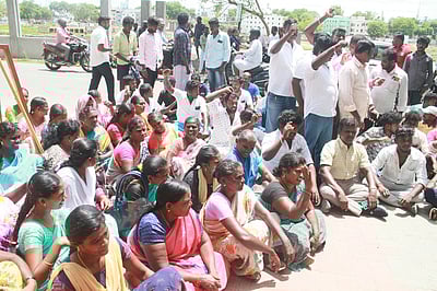 காவல் துறையைக் கண்டித்து
ஆட்சியரகம் முன் மக்கள் முற்றுகை