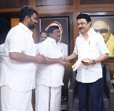 முதல்வா் ஸ்டாலினிடம் அன்னியூா் சிவா வாழ்த்து