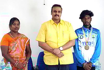 தேசிய தடகளத்தில் தங்கம் வென்ற மாணவனுக்கு பாராட்டு