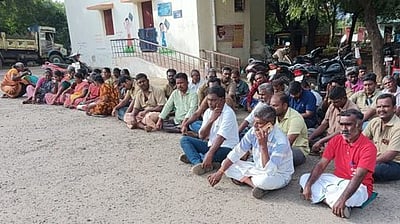 தூய்மைப் பணியாளா்கள் உள்ளிருப்புப் போராட்டம்