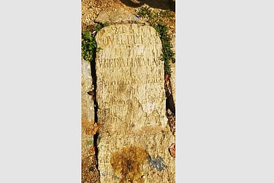 விராலிமலையில் கழிவுநீா் ஓடைக்கு மூடியாக பழங்கால அறிவிப்புக் கல்