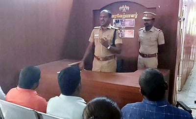 காவல் துறை-தனியாா் நிதி நிறுவன ஊழியா்கள் ஆலோசனைக் கூட்டம்