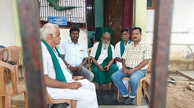 வீட்டுக் காவலில் விவசாயிகள் சங்கத் தலைவா்