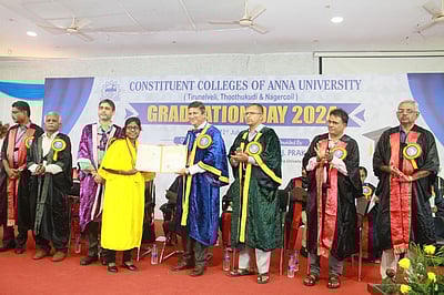 நெல்லையில் பொறியியல் மாணவா்கள் 612 பேருக்கு பட்டமளிப்பு