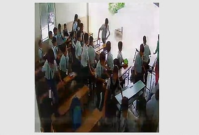 குஜராத்தில் திடீரென இடிந்து விழுந்த பள்ளி வகுப்பறை சுவர்: மாணவர் காயம்