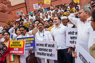 நாடாளுமன்றத்தில் ராகுல் காந்தி தலைமையில் எம்பிக்கள் போராட்டம்!