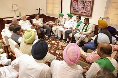 குறைந்தபட்ச ஆதரவு விலைக்கு சட்ட அங்கீகாரம் பெற அரசிடம் தொடா் வலியுறுத்தல்- விவசாய சங்கத் தலைவா்களிடம் ராகுல் வாக்குறுதி