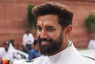 மத, ஜாதி ரீதியான அரசியல் நடத்தி வெற்றி பெற நினைக்கிறது ஆா்ஜேடி! - மத்திய அமைச்சா் சிராக் பாஸ்வான்