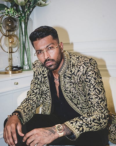 மயக்கும் தோரணையில்..ஹார்திக் பாண்டியா!