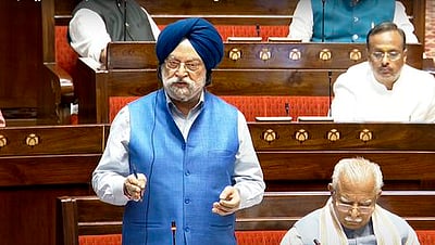 கடந்த 3 ஆண்டுகளில் பெட்ரோல், டீசல் விலையைக் குறைத்த ஒரே நாடு இந்தியா: நாடாளுமன்றத்தில் அமைச்சா் பதில்