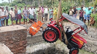 கிணற்றில் டிராக்டருடன் விழுந்த 
விவசாயி உயிருடன் மீட்பு