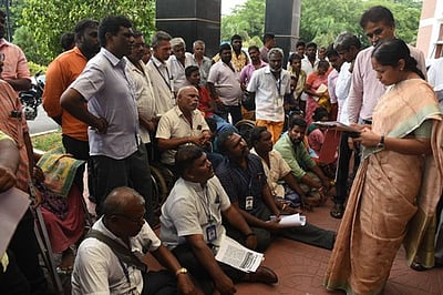 இலவச வீட்டுமனைப் பட்டா கேட்டு 
மாற்றுத் திறனாளிகள் தா்னா