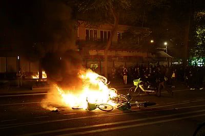 வலதுசாரிகளுக்கு எதிராக அமைந்த தேர்தல் முடிவுகள்: பிரான்ஸில் கலவரம்!