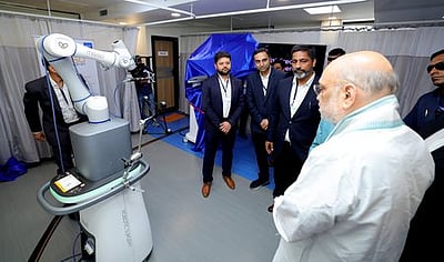 நாட்டுக்காக வாழ்வது அவசியம், உயிரைத் தர வேண்டாம்: அமித் ஷா