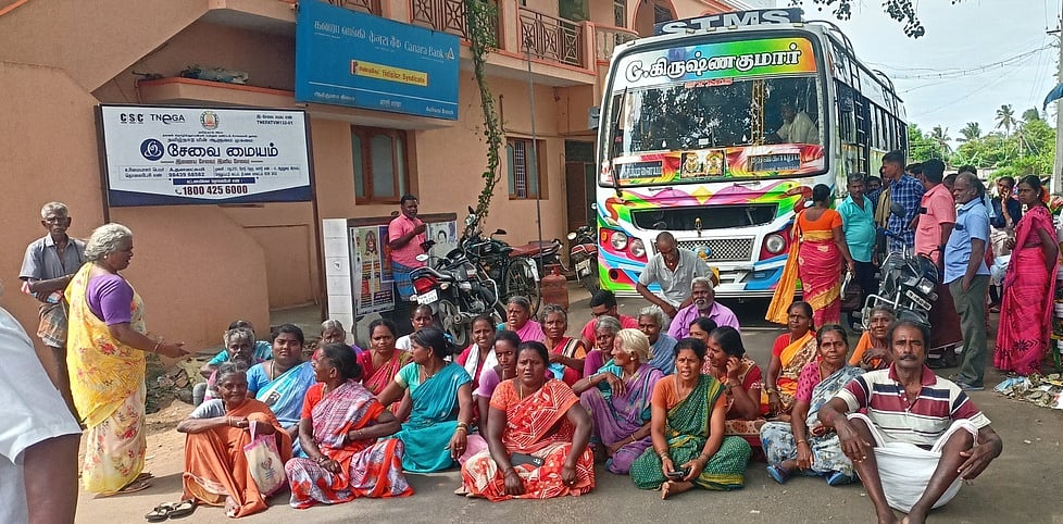 ஊரக வேலைத் திட்டப் பணியாளா்கள் சாலை மறியல்