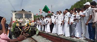 கோவை - திருப்பதி செல்லும் ரயிலுக்கு சாமல்பட்டியில் வரவேற்பு