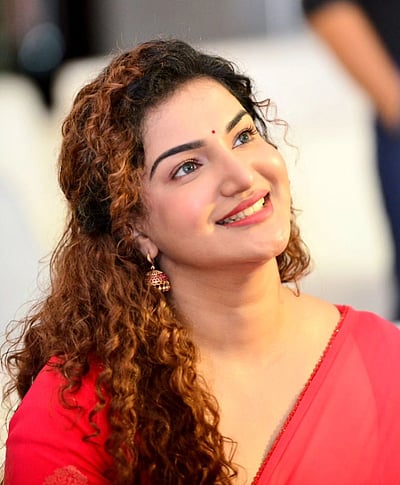 தித்திக்கும் தேன்கனி... ஹனிரோஸ்!