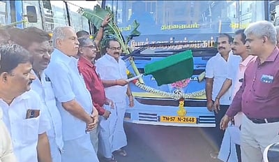 11 புதிய பேருந்துகளை தொடங்கி 
வைத்தாா் உணவுத்துறை அமைச்சா்