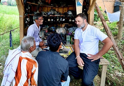 செருப்புத் தைக்கும் தொழிலாளியைச் சந்தித்துப் பேசிய ராகுல்!