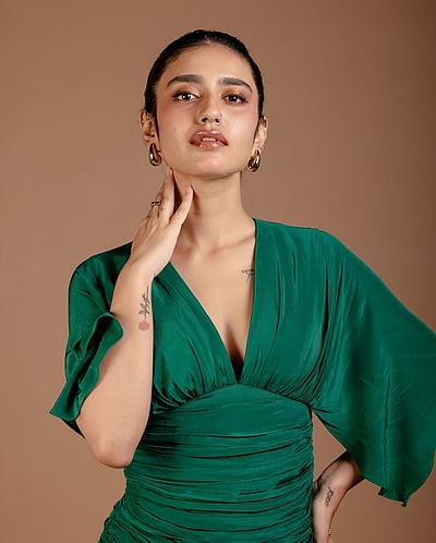 கண்ஜாடையில் எனைக்கொல்கிறாய்...!