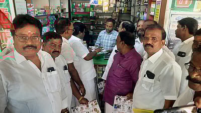 அதிமுகவினா் துண்டுப் பிரசுரம் விநியோகம்