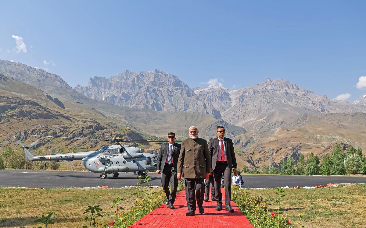 25-வது கார்கில் வெற்றி தினத்தை முன்னிட்டு கார்கில் போர் நினைவிடத்தில் வீரர்களுக்கு வீரவணக்கம் செலுத்த வரும் பிரதமர் நரேந்திர மோடி.