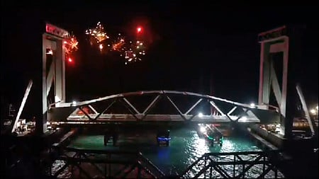 பாம்பன் ரயில் பாலத்தின் மையப் பகுதியில் கா்டா் சனிக்கிழமை இணைக்கப்பட்டதையடுத்து, வெடிக்கப்பட்ட வாண வெடி.