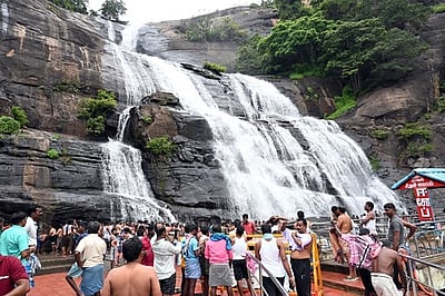 குற்றாலத்தில் குவிந்த சுற்றுலாப் பயணிகள்