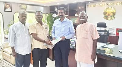 சாகித்திய அகாதெமி விருதுபெற்ற எழுத்தாளா் சோ. தா்மன் - ஆட்சியா் சந்திப்பு