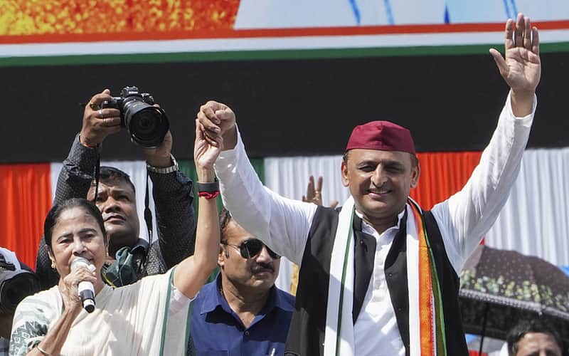 <P>Kolkata: West Bengal Chief Minister and TMC chief Mamata Banerjee with Samajwadi Party National President Akhilesh Yadav during TMC 'Martyr's