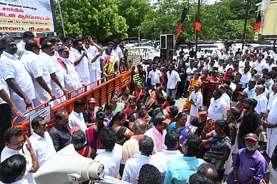 மத்திய அரசைக் கண்டித்து
நெல்லையில் திமுக ஆா்ப்பாட்டம்